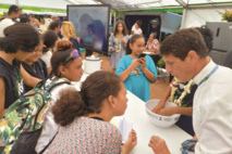 Gabriel Levionnois a réalisé des démonstrations et animé une causerie culinaire avec les scolaires, ici avec des élèves du collège de Mataiea. Gabriel Levionnois a réalisé des démonstrations et animé une causerie culinaire avec les scolaires, ici avec des élèves du collège de Mataiea.