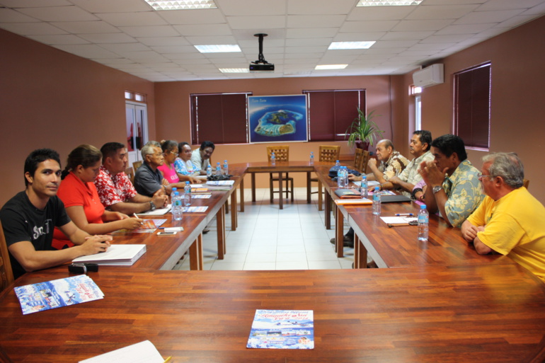Le maire, accompagné de ses services techniques, a exposé la logistique mise en place par la commune pour assurer l'arrivée des rameurs à Bora Bora. (Crédit : commune de Bora Bora) Le maire, accompagné de ses services techniques, a exposé la logistique mise en place par la commune pour assurer l'arrivée des rameurs à Bora Bora. (Crédit : commune de Bora Bora)