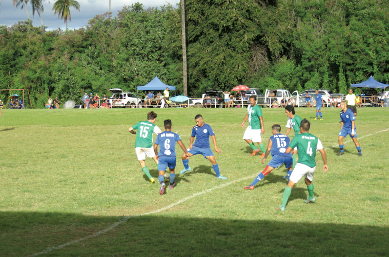 Après avoir été bousculé et mené au score (1-0) en première période par Mira (en bleu), Tiare Tahiti (en vert) a arraché l’égalisation en fin de match.