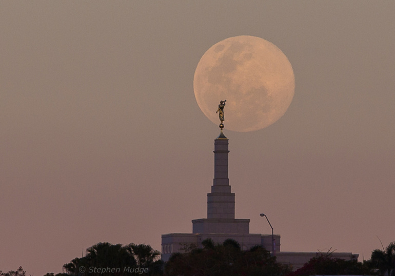 Un avion d'ATN face à la Super Lune Un avion d'ATN face à la Super Lune
