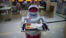 En Chine, un resto futuriste où des robots servent les plats de cuistots androïdes En Chine, un resto futuriste où des robots servent les plats de cuistots androïdes