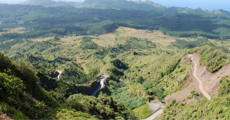La piste de Taiohaè - Terre déserte longue de 40 km a été entièrement cimentée. La piste de Taiohaè - Terre déserte longue de 40 km a été entièrement cimentée.