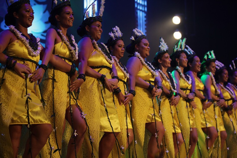 Le lien entre les "soeurs de la danse" de la troupe Natimoe, signifiant "famille", représenté dans un spectacle en catégorie Mehura.