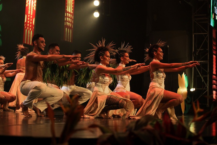 Le public s'est fait embarqué par le mehura du groupe Tamau, pour un voyage sur le thème des navigateurs. Le public s'est fait embarqué par le mehura du groupe Tamau, pour un voyage sur le thème des navigateurs.