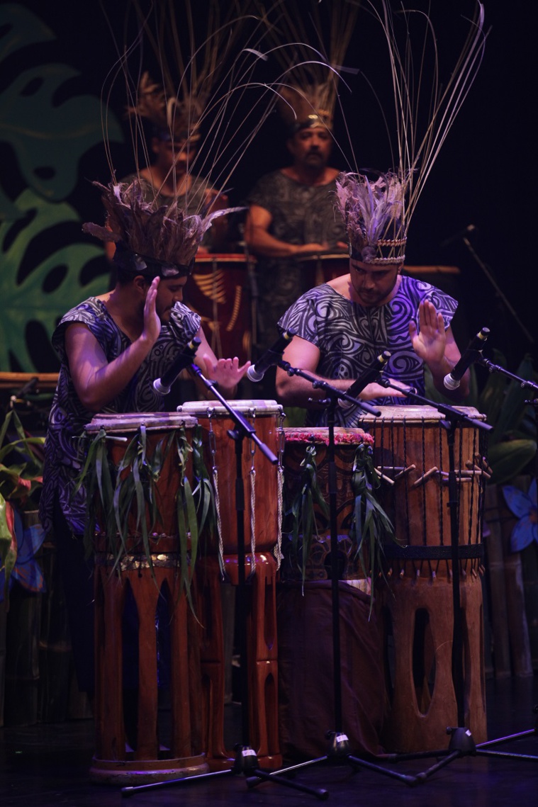 La prestation de percussions de Manohiva en catégorie Pahu Nui avec Nohorai Temaiana, chef d'orchestre, et Hereatama Aumeran au devant de la scène.