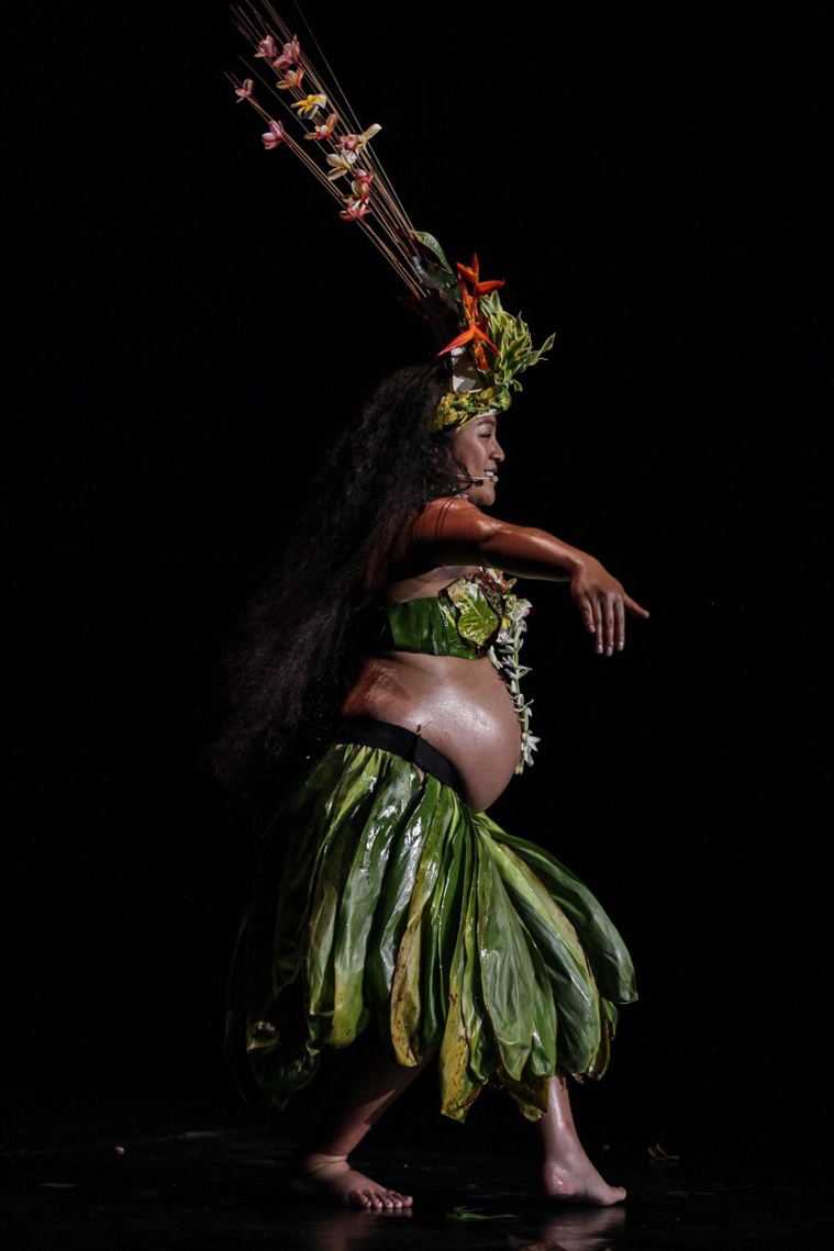 La troupe américaine Hui Tarava a mis en scèhe une femme enceinte pour illustrer la saison Te tau 'ahune, d'abondance et de fertilité.