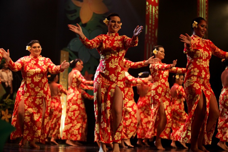 Le groupe Te Nohora'a composé exclusivement de danseuses et de musiciens étudiants, a présenté un mehura sur le thème Porinetia. Le groupe Te Nohora'a composé exclusivement de danseuses et de musiciens étudiants, a présenté un mehura sur le thème Porinetia.