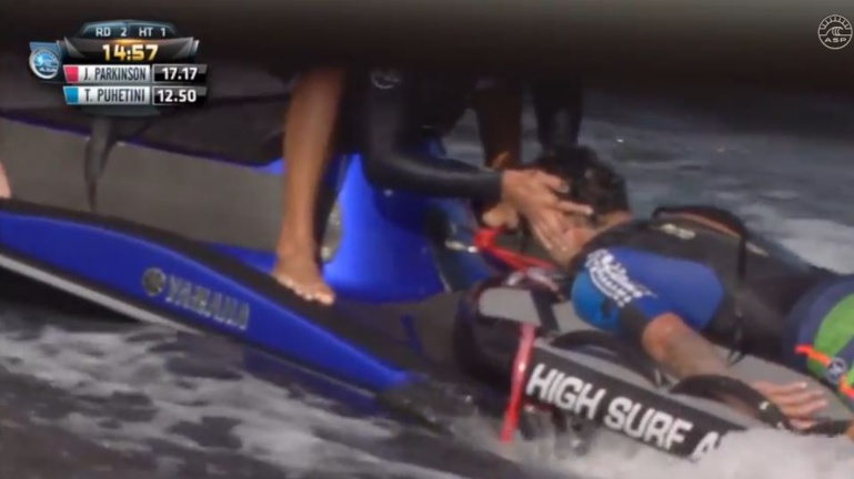 Billabong Pro Tahiti : Taumata Puhetini fait une chute violente sur le récif Billabong Pro Tahiti : Taumata Puhetini fait une chute violente sur le récif