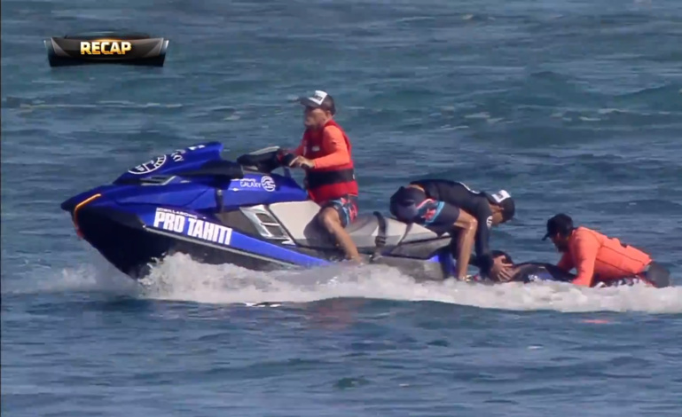 Billabong Pro Tahiti : Taumata Puhetini fait une chute violente sur le récif Billabong Pro Tahiti : Taumata Puhetini fait une chute violente sur le récif