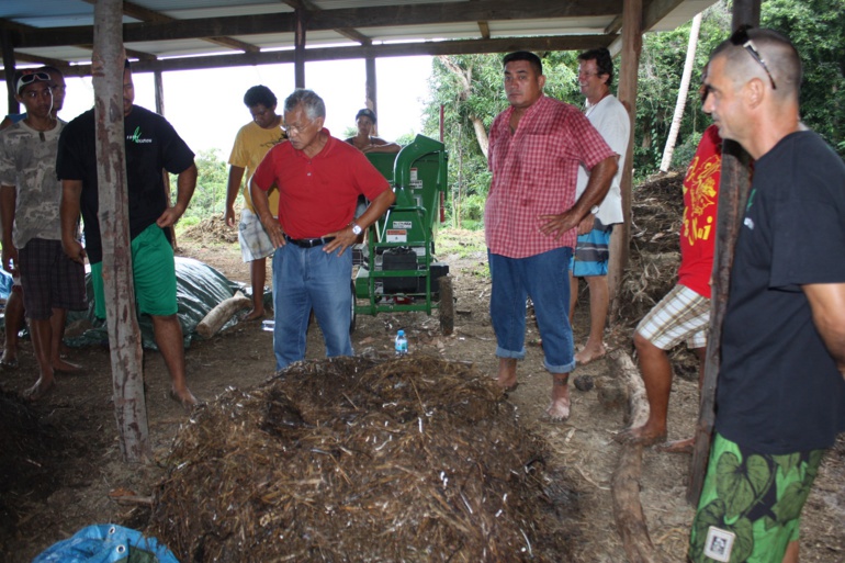 Le compostage est une technique privilégiée par le formateur (à droite) pour nourrir la terre Le compostage est une technique privilégiée par le formateur (à droite) pour nourrir la terre