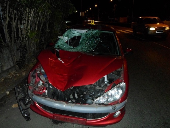 La photo de la voiture accidentée témoigne de la violence de cet accident. Sous l’impact, le corps de la victime avait été projeté au-dessus du véhicule et était retombé derrière la voiture, à plus de 30 mètres du point d’impact.
