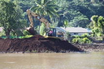 Dépôt de terre dans la baie de Vaianae (PK 21). Dépôt de terre dans la baie de Vaianae (PK 21).