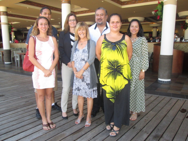A gauche, deux boursiers de "l'Australia Awards". A côté, debout derrière le consul d'Australie, Heidi Bootle, basée à Nouméa puis devant elle, Michèle Lewon représentant du MInistère de l'Education.