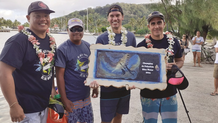 L'équipe Heke venue de Tahiti, vainqueur du championnat blue water avec leur trophée. L'équipe Heke venue de Tahiti, vainqueur du championnat blue water avec leur trophée.