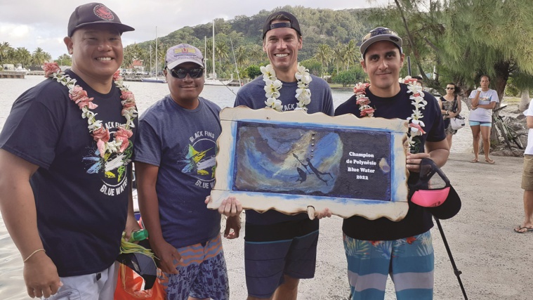 L'équipe Heke venue de Tahiti, vainqueur du championnat blue water avec leur trophée.