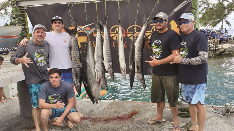 L'équipe de Black Fins 2, vainqueur de l'étape Black Fins Blue water à Raiatea L'équipe de Black Fins 2, vainqueur de l'étape Black Fins Blue water à Raiatea
