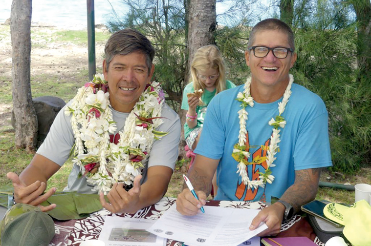 Roland Barff président de la Fédération polynésienne de kayak surfski (FPKS) et Hiro Colombani, président de Tua Va'a de Huahine.