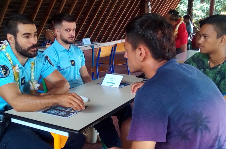 Stand d'information de la gendarmerie.
