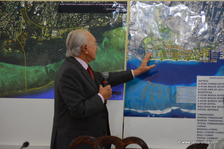 Gaston Flosse qui présente son projet. Sur ces photos la ligne de côte actuelle et le projet de remblai Gaston Flosse qui présente son projet. Sur ces photos la ligne de côte actuelle et le projet de remblai