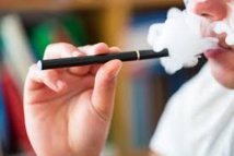 E-cigarettes: l'OMS contre la vente aux mineurs et l'usage dans les lieux publics fermés