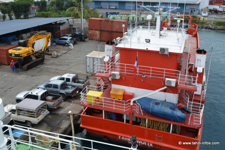 La barge de la Flottille Administrative et l'une des pelleteuses qu'elle va transporter jusqu'à Tikei La barge de la Flottille Administrative et l'une des pelleteuses qu'elle va transporter jusqu'à Tikei