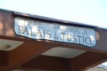 Le pion qui tripotait ses jeunes pensionnaires Le pion qui tripotait ses jeunes pensionnaires