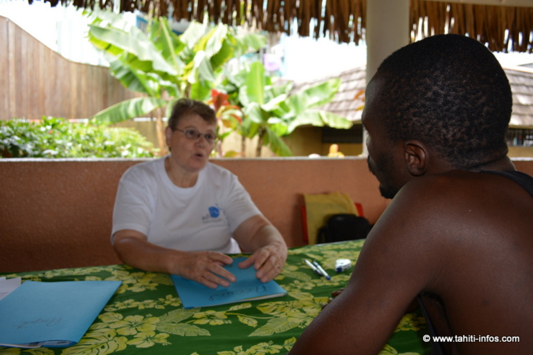 Un porteur de projet explique son idée à une conseillère de l'Adie Un porteur de projet explique son idée à une conseillère de l'Adie