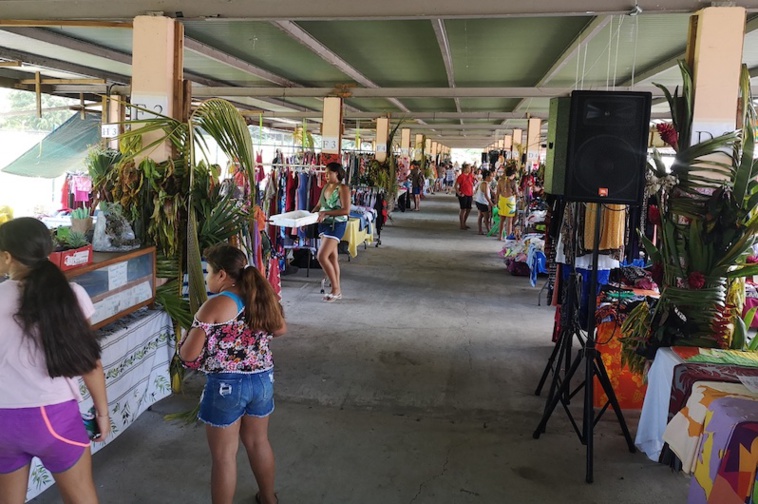 Le Fare Tiurai de Avera à Taputapuātea a accueilli 120 exposants ce week-end pour la foire.. Le Fare Tiurai de Avera à Taputapuātea a accueilli 120 exposants ce week-end pour la foire..
