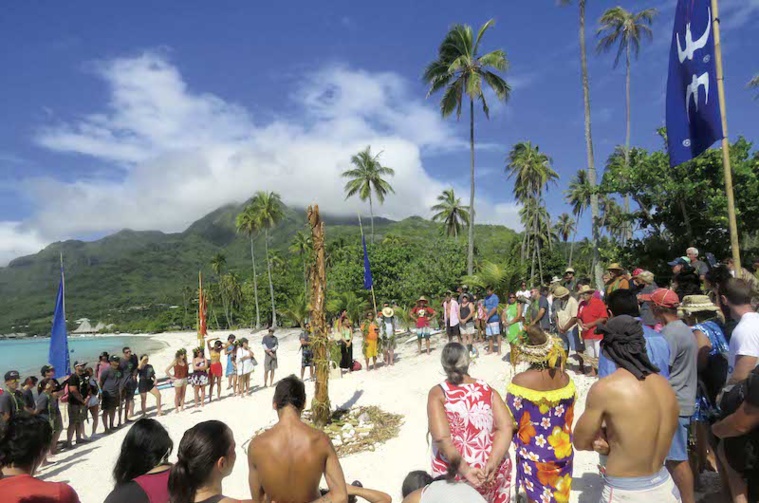 Une cinquantaine de nageurs ont relié samedi la plage de Temae au site Paetou pour célébrer les un an du Tāhei 'autī Ia Moorea.
