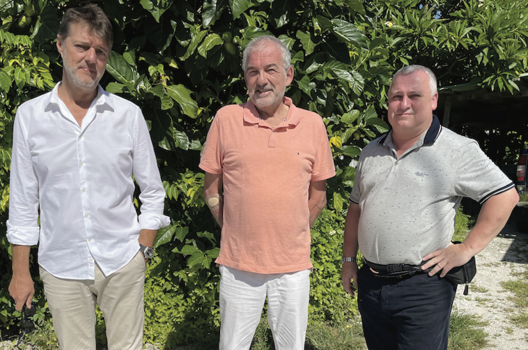 De gauche à droite : Arnaud Benoît, administrateur d'État des Tuamotu-Gambier, Vincenzo Salvetti, directeur des applications militaires au commissariat à l’énergie atomique et aux énergies alternatives et Philippe Sansy directeur adjoint des applications militaires au commissariat à l’énergie. De gauche à droite : Arnaud Benoît, administrateur d'État des Tuamotu-Gambier, Vincenzo Salvetti, directeur des applications militaires au commissariat à l’énergie atomique et aux énergies alternatives et Philippe Sansy directeur adjoint des applications militaires au commissariat à l’énergie.