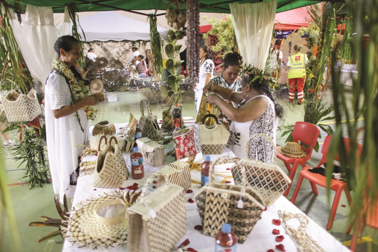 Artisanat local vs importation à Arue Artisanat local vs importation à Arue