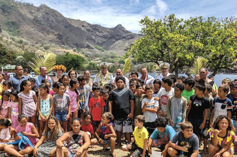 Éric Spitz avec les enfants des écoles primaires de Taiohae, lundi à Nuku Hiva.. Éric Spitz avec les enfants des écoles primaires de Taiohae, lundi à Nuku Hiva..
