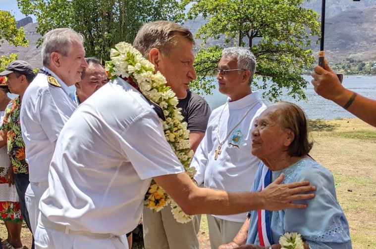 Le haut-commissaire a rencontré Yvonnne Katupa maire déléguée du village de Hatiheu , haut lieu du patrimoine culturel de Nuku Hiva.