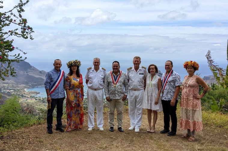 Le haut-commissaire en compagnie de l’administrateur d’Etat des îles Marquises, la tāvana hau de l’archipel et les trois maires des îles du nord. Le haut-commissaire en compagnie de l’administrateur d’Etat des îles Marquises, la tāvana hau de l’archipel et les trois maires des îles du nord.