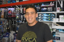 Jeff Hart est le porte-parole des professionnels des vitres teintées. Ils sont 10 sur le Territoire. Jeff Hart est le porte-parole des professionnels des vitres teintées. Ils sont 10 sur le Territoire.