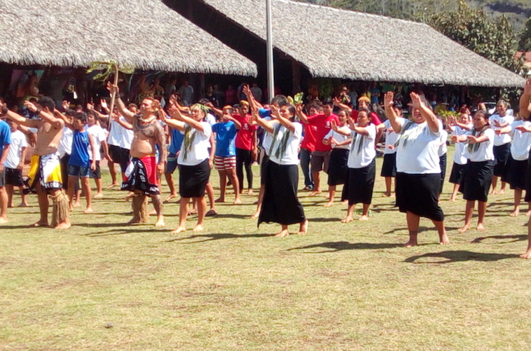 Le haut-commissaire et la délégation ont reçu un accueil marquisien. Le haut-commissaire et la délégation ont reçu un accueil marquisien.