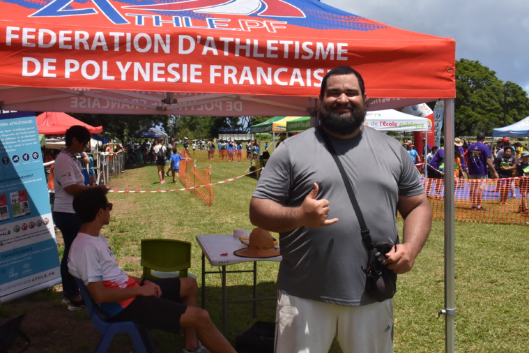 Tumatai Dauphin aux championnats de Polynésie de cross scolaire où il a pu partager son programme "Pātiri race".