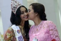 Déchue, une reine de beauté birmane s'enfuit avec sa couronne