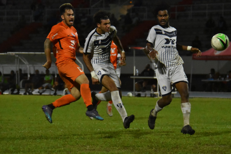 François Mu auteur du seul but vendredi contre Vénus, en duel avec Kevin Barbe et Pothin Poma. François Mu auteur du seul but vendredi contre Vénus, en duel avec Kevin Barbe et Pothin Poma.