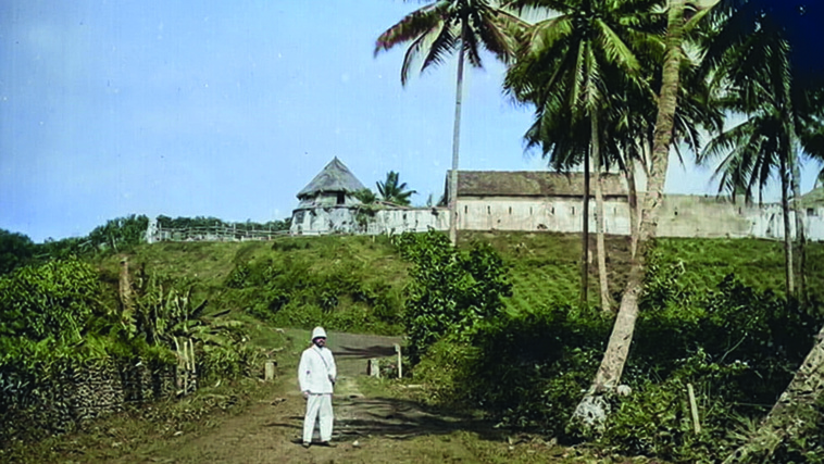 Une vue du fort de Taravao, au début du XXe siècle.