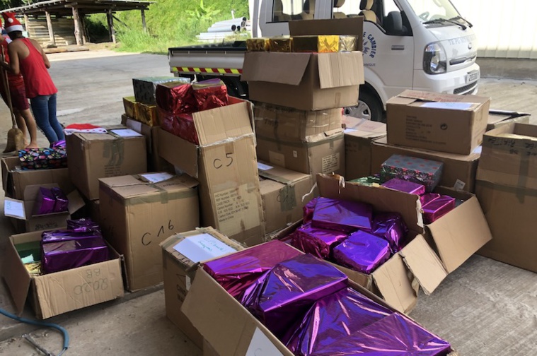 Les cadeaux ont été distribués aux enfants par le Père Noël. Les cadeaux ont été distribués aux enfants par le Père Noël.