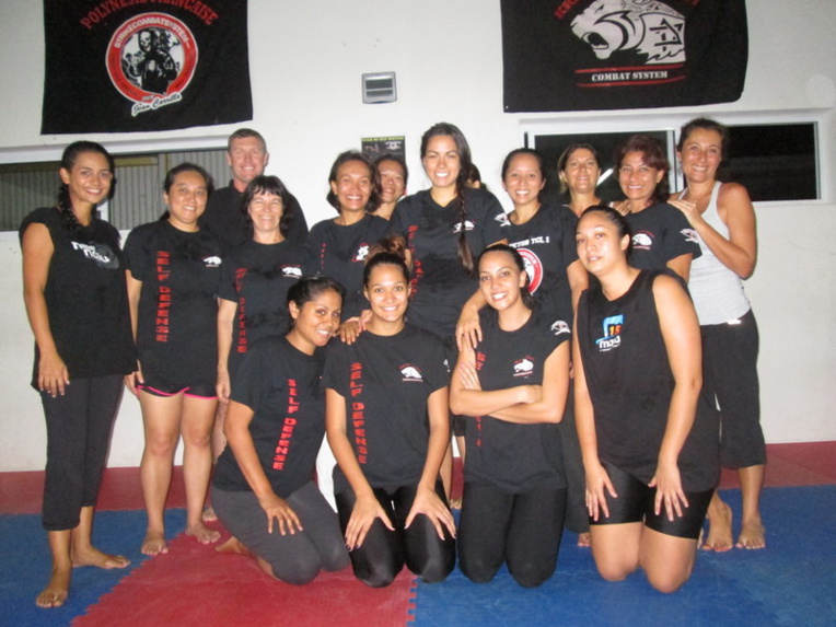 Les élèves femmes de l'école Krav Maga/C3 Tahiti dirigée par l'instructeur fédéral Benoît Guillemin. Les élèves femmes de l'école Krav Maga/C3 Tahiti dirigée par l'instructeur fédéral Benoît Guillemin.