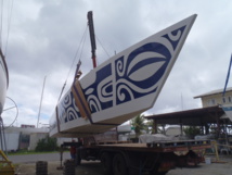 Raiatea : une pirogue en « sandwich composite ». Raiatea : une pirogue en « sandwich composite ».