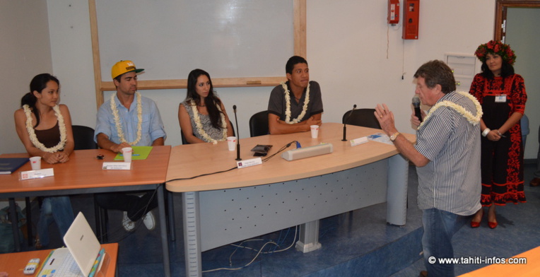 Les quatre jeunes entrepreneurs écoutent les conseils de Daniel Palacz Les quatre jeunes entrepreneurs écoutent les conseils de Daniel Palacz