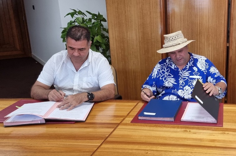 Le P-dg d'EDT Didier Pouzou et le maire de Tubuai Fernand Tahiata. Le P-dg d'EDT Didier Pouzou et le maire de Tubuai Fernand Tahiata.