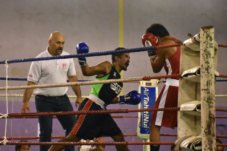 Le boxeur de l'AS Team Heimata Raiatea, Tu Taumihau (gants bleus), a dominé en finale de la catégorie des 71 kg Tukea Cowan du Tefana Boxing Club.