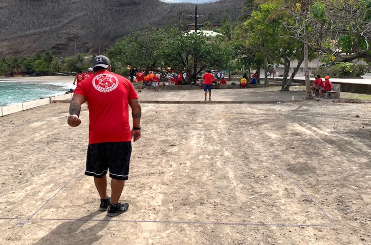Côté pétanque sur le front de mer avec les boulistes de Ua Pou, Ua Huka, Nuku Hiva et Fatu Hiva. Côté pétanque sur le front de mer avec les boulistes de Ua Pou, Ua Huka, Nuku Hiva et Fatu Hiva.