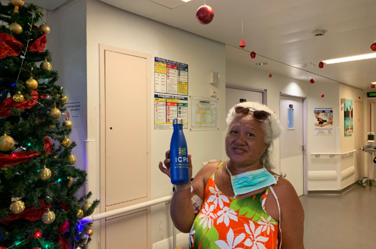 Une patiente reçoit l’un de ses cadeaux, une gourde isotherme. Une patiente reçoit l’un de ses cadeaux, une gourde isotherme.