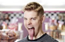 Guinness des records: la langue la plus longue et un fan de James Bond à l'honneur Guinness des records: la langue la plus longue et un fan de James Bond à l'honneur