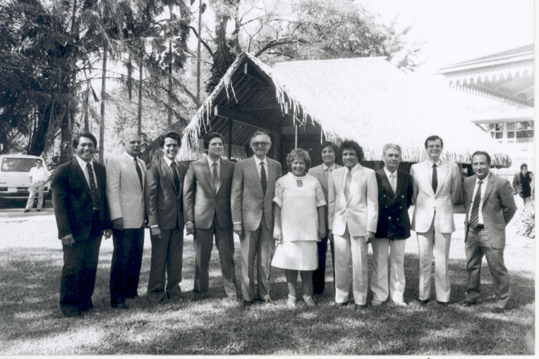 Le premier gouvernement Flosse après l'adoption du statut d'Autonomie interne, en septembre 1984. A 32 ans, Edouard Fritch débute sa carrière politique (sur cette photo entre Alban Ellacott et Alexandre Léontieff) Le premier gouvernement Flosse après l'adoption du statut d'Autonomie interne, en septembre 1984. A 32 ans, Edouard Fritch débute sa carrière politique (sur cette photo entre Alban Ellacott et Alexandre Léontieff)